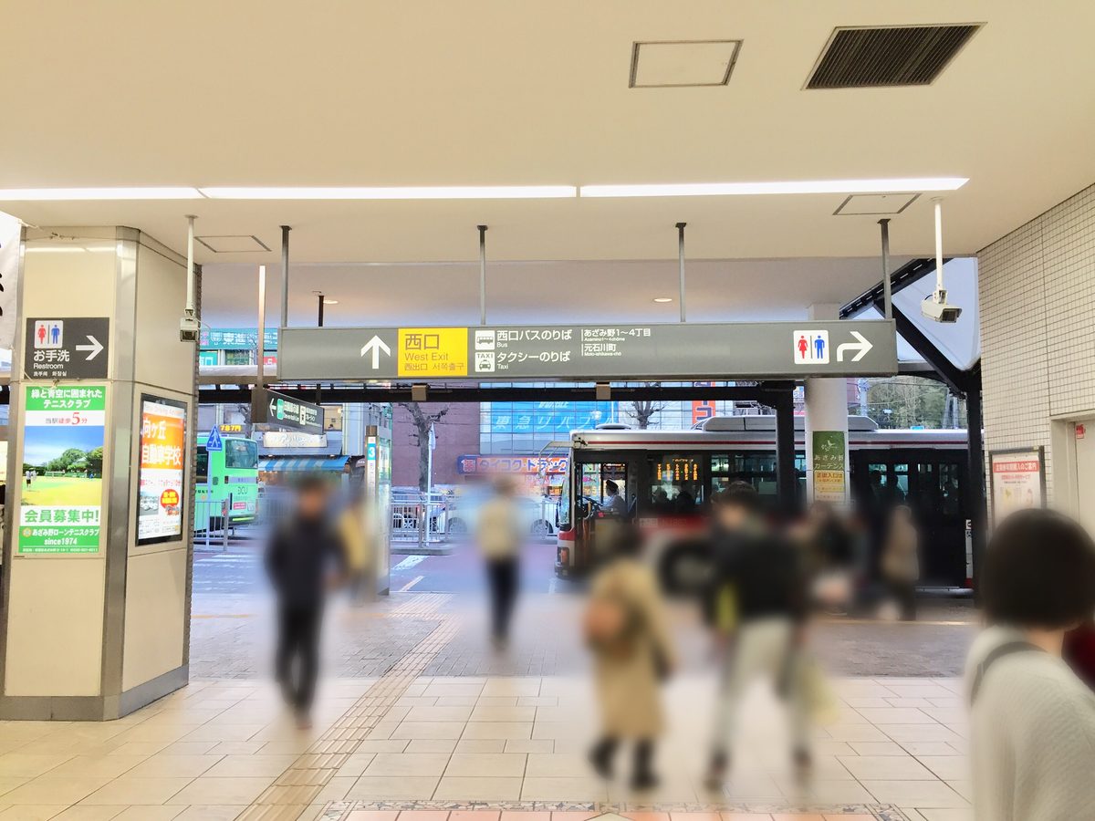 あざみ野駅西口を出るとバスロータリー（MySTEPへの道順4）