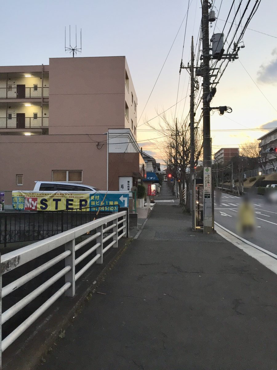MySTEPの黄色い横断幕が見える橋のたもと（MySTEPへの道順10）
