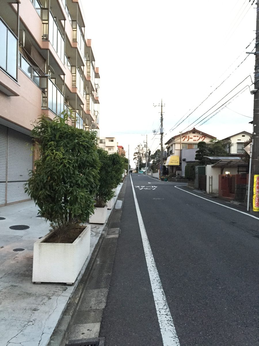教室のあるビル沿いの通り（MySTEPへの道順12）