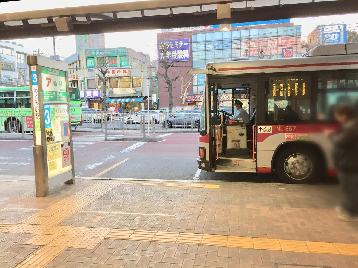 あざみ野駅3番のりばに停車中のすすき野団地方面バス（MySTEPへの道順5）