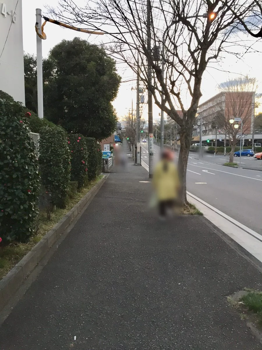 すすき野一丁目バス停から歩道を直進（MySTEPへの道順9）